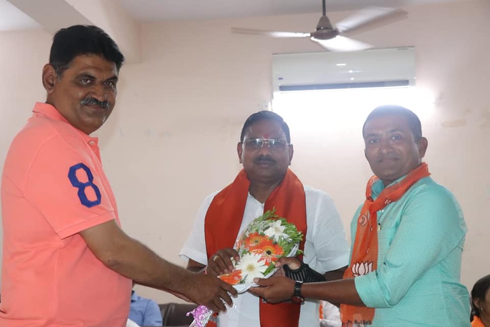 ૨૩-બારડોલી લોકસભાના ઉમેદવાર, સાસંદ પ્રભુભાઇ વસાવાનો જન-સંપર્ક અને પ્રવાસ કાર્યક્રમ અંતર્ગત બગુમરા શક્તિકેન્દ્ર ખાતે બેઠકમાં ઉપસ્થિત રહીને લોકસભા ચૂંટણી ૨૦૨૪ માં પ્રચંડ જીત મેળવીને મોદી સાહેબના હાથોને વધુ મજબુત કરવાનો સૌએ સંકલ્પ કર્યો.